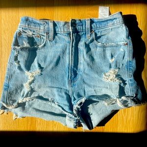 Size 4/27 curve love Abercrombie high rise mom short